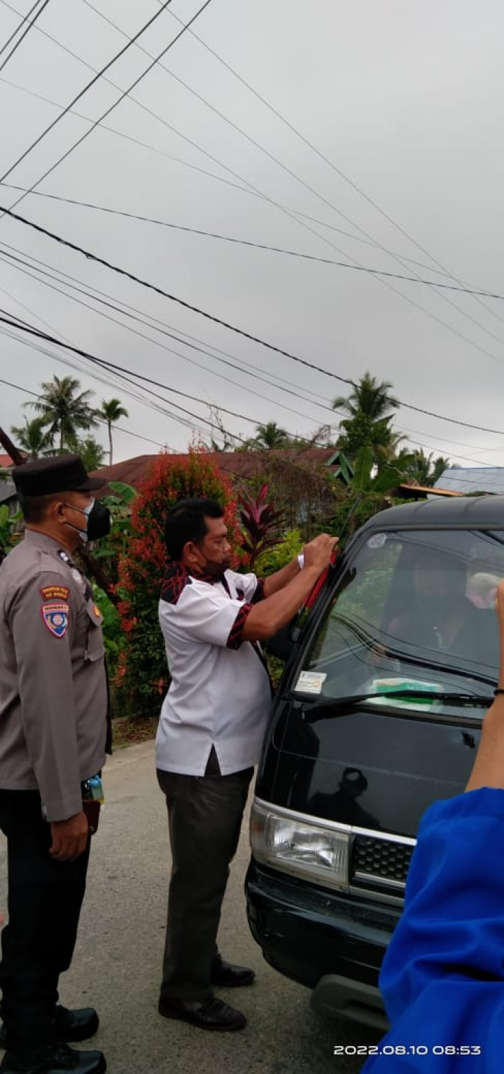Membagikan Bendera Merah Putih sebanyak 50 buah ke pengendara R2 dan R4
