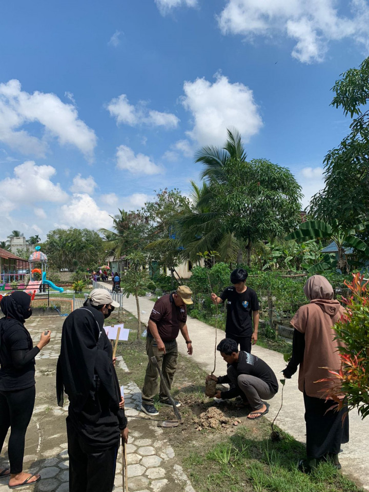 Penanaman Bibit Buah oleh Mahasiswa KKN UNMUL