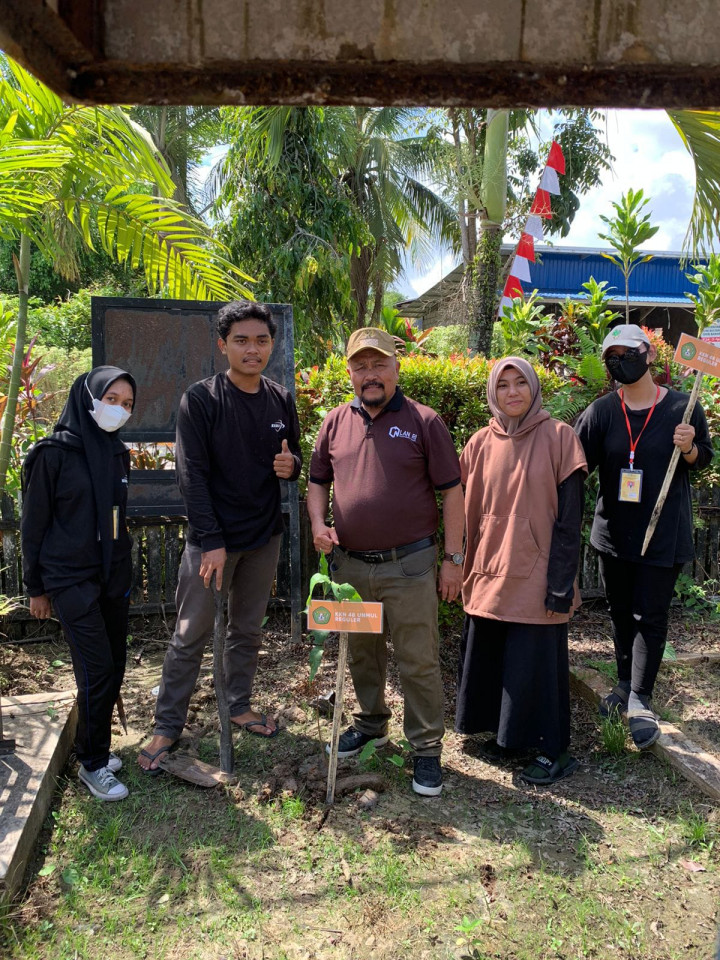 Penanaman Bibit Buah oleh Mahasiswa KKN UNMUL