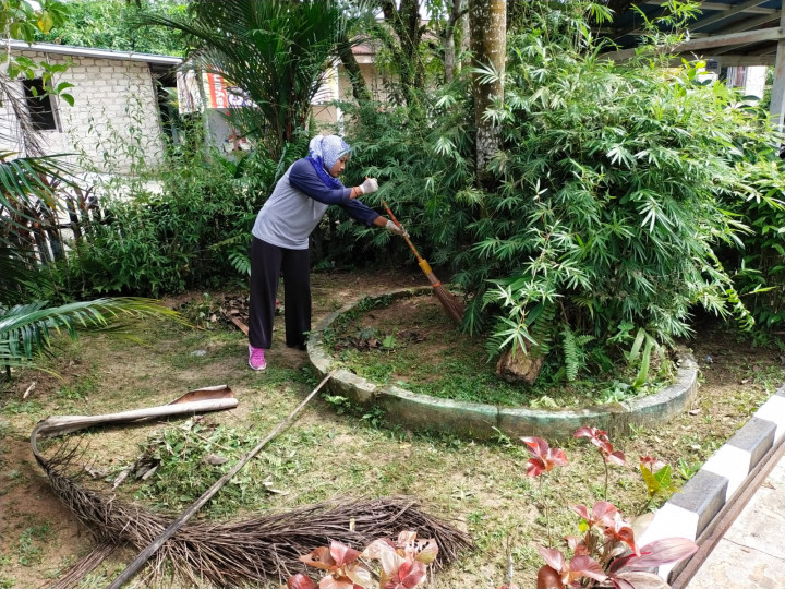 Gotong Royong Di lingkungan Sekitar Kantor Kelurahan Sindang sari