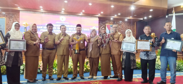PENYERAHAN PENGHARGAAN PROGRAM KAMPUNG IKLIM (PROKLLIM)