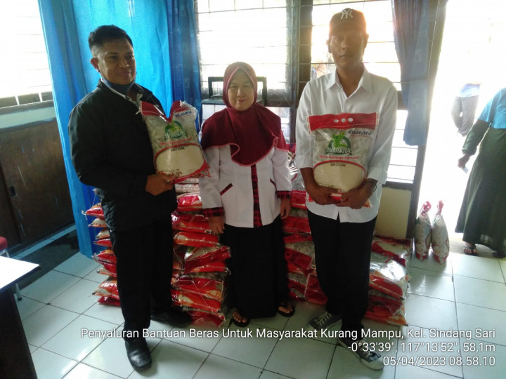 Pendistribusian Beras dari Pemerintah untuk warga kurang mampu di Kelurahan Sindang sari