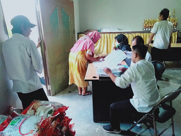 Pendistribusian Beras dari Pemerintah untuk warga kurang mampu di Kelurahan Sindang sari