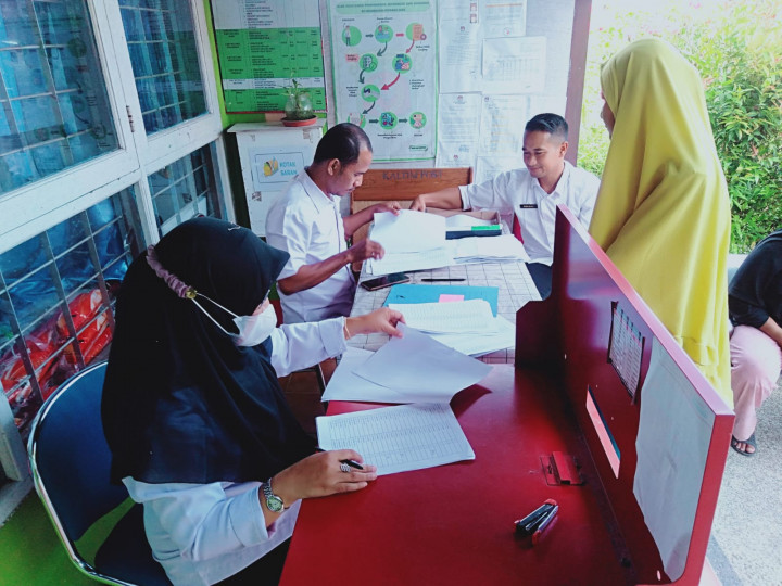 Pendistribusian Beras dari Pemerintah untuk warga kurang mampu di Kelurahan Sindang sari