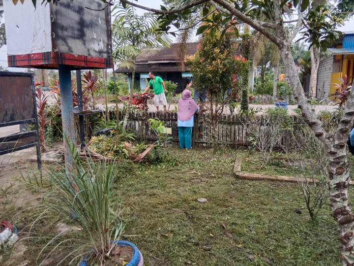 Gotong Royong di lingkungan Halaman Kantor Kelurahan Sindang Sari