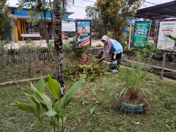 Gotong Royong di lingkungan Halaman Kantor Kelurahan Sindang Sari