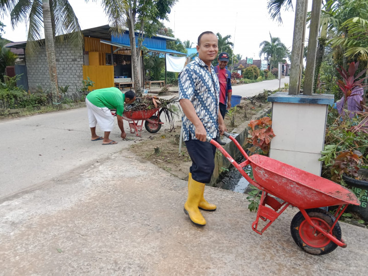 Gotong Royong di lingkungan Halaman Kantor Kelurahan Sindang Sari