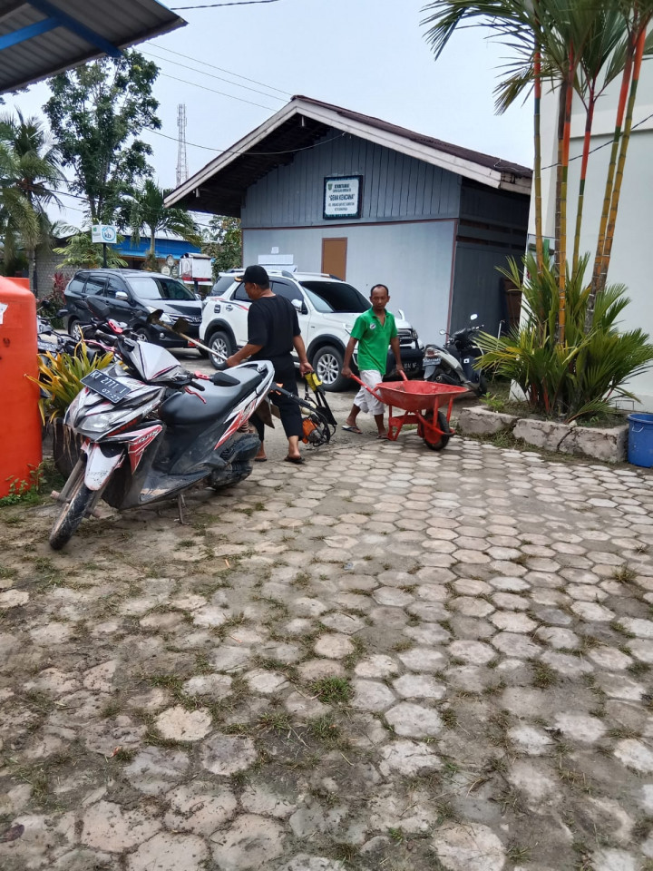 Gotong Royong di lingkungan Halaman Kantor Kelurahan Sindang Sari