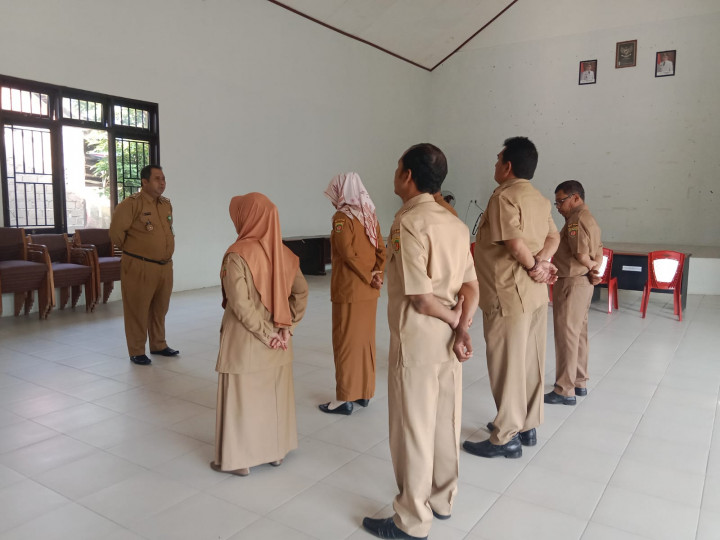 Rutinitas apel pegawai kelurahan Sindang Sari