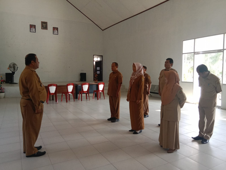 Rutinitas apel pegawai kelurahan Sindang Sari