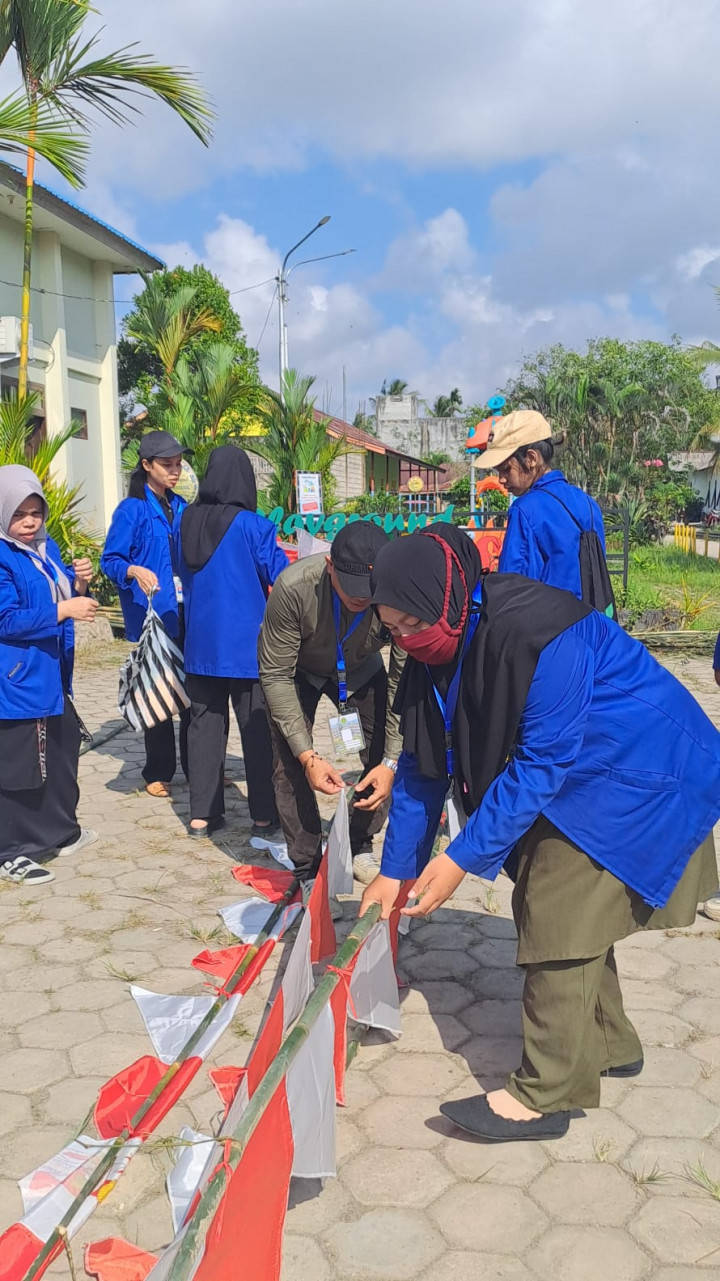 Pemasangan Umbul-umbul dan Pembagian Bendera Merah Putih di Bagikan Ke Pengendaran R2 dan R4 di Jalan poros Jl.Karya Bakti RT.07 Kelurahan Sindang Sari.
