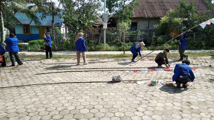 Pemasangan Umbul-umbul dan Pembagian Bendera Merah Putih di Bagikan Ke Pengendaran R2 dan R4 di Jalan poros Jl.Karya Bakti RT.07 Kelurahan Sindang Sari.