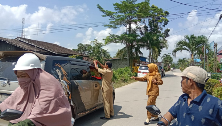 Pemasangan Umbul-umbul dan Pembagian Bendera Merah Putih di Bagikan Ke Pengendaran R2 dan R4 di Jalan poros Jl.Karya Bakti RT.07 Kelurahan Sindang Sari.