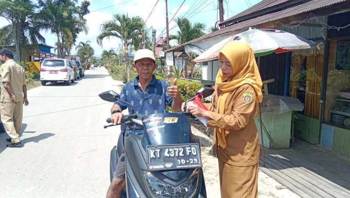 Pemasangan Umbul-umbul dan Pembagian Bendera Merah Putih di Bagikan Ke Pengendaran R2 dan R4 di Jalan poros Jl.Karya Bakti RT.07 Kelurahan Sindang Sari.