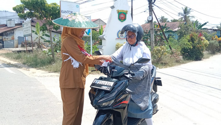 Pemasangan Umbul-umbul dan Pembagian Bendera Merah Putih di Bagikan Ke Pengendaran R2 dan R4 di Jalan poros Jl.Karya Bakti RT.07 Kelurahan Sindang Sari.