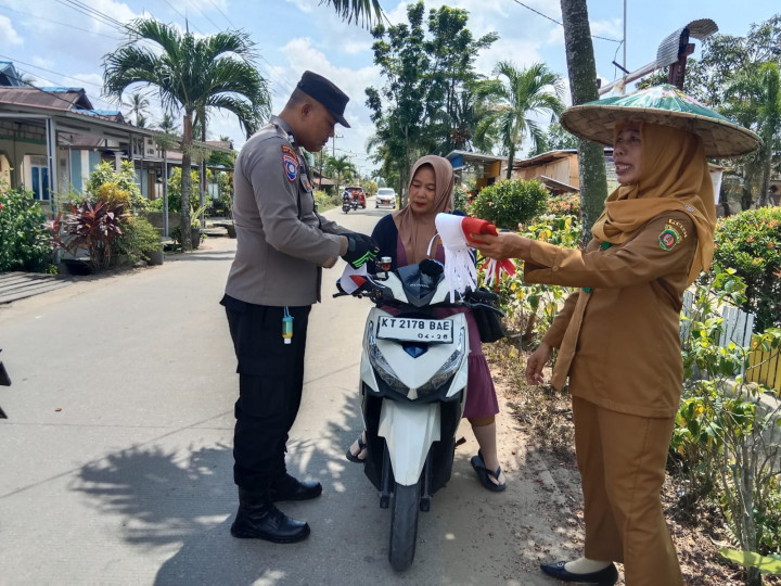 Pemasangan Umbul-umbul dan Pembagian Bendera Merah Putih di Bagikan Ke Pengendaran R2 dan R4 di Jalan poros Jl.Karya Bakti RT.07 Kelurahan Sindang Sari.