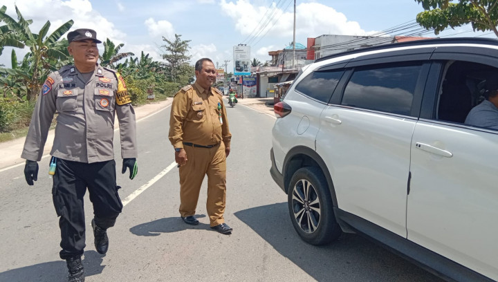 Pemasangan Umbul-umbul dan Pembagian Bendera Merah Putih di Bagikan Ke Pengendaran R2 dan R4 di Jalan poros Jl.Karya Bakti RT.07 Kelurahan Sindang Sari.