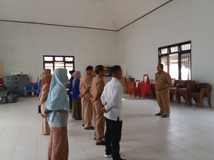 Rutinitas Apel pagi pegawai Kelurahan