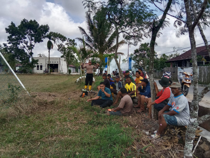 Gotong Royong Lapangan Bola Sasana Bakti Kelurahan Sindang Sari