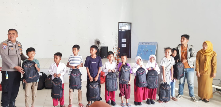 Pembagian Perlengkapan anak sekolah di bidang pemberdayaan (ProBebaya)