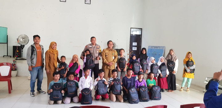 Pembagian Perlengkapan anak sekolah di bidang pemberdayaan (ProBebaya)