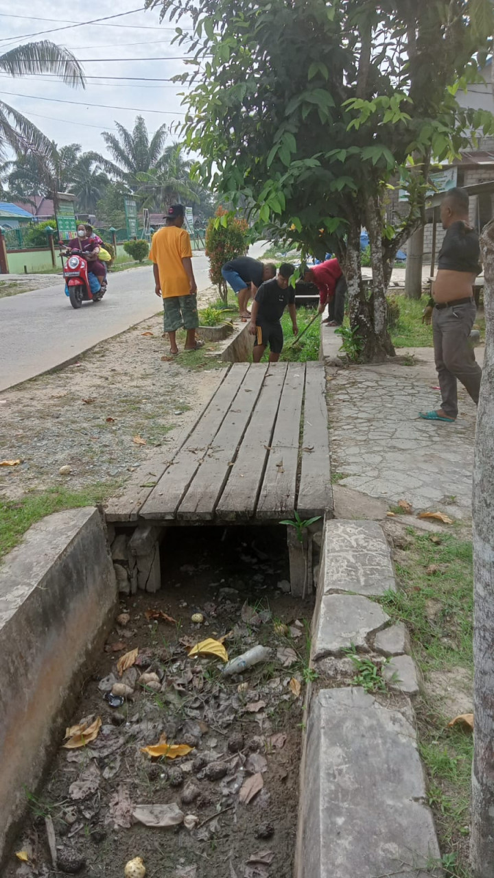 Gotong Royong di Lingkungan RT.02,03,06 dan RT.09 Kelurahan Sindang Sari