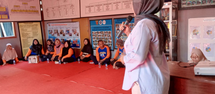 Belajar Mengajar Sekolah LANSIA oleh BKKBN Provinsi