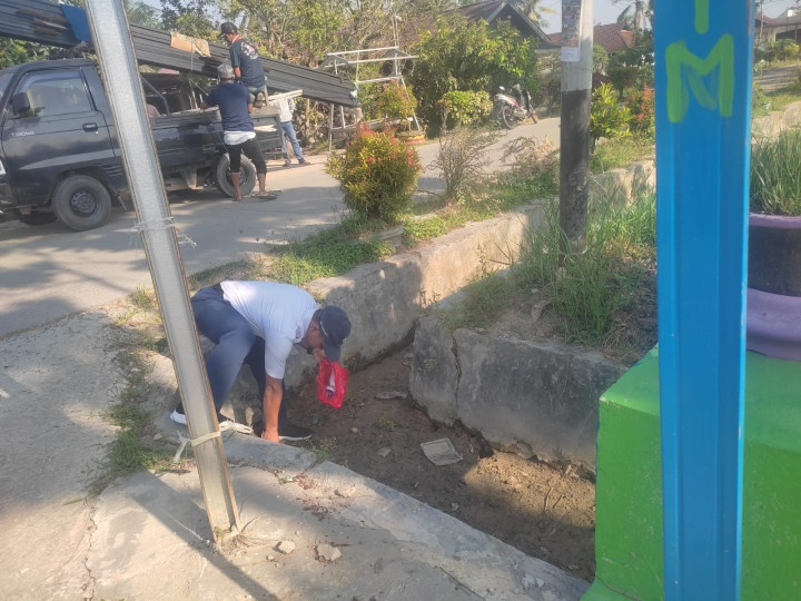 Gotong Royong Membersihkan Draenase persiapan penyambutan Tim Penilai ADIPURA