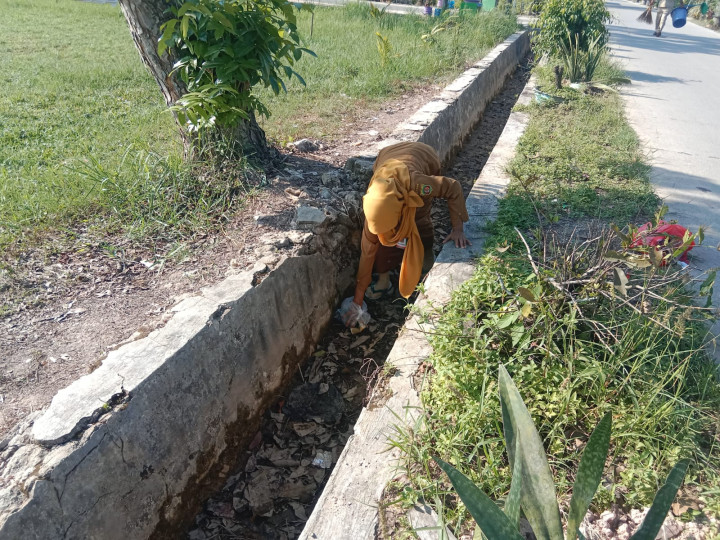 Gotong Royong Membersihkan Draenase persiapan penyambutan Tim Penilai ADIPURA