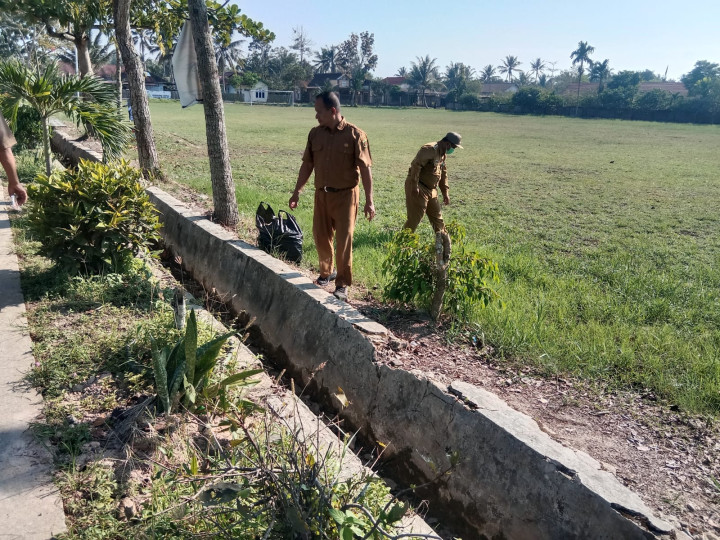 Gotong Royong Membersihkan Draenase persiapan penyambutan Tim Penilai ADIPURA