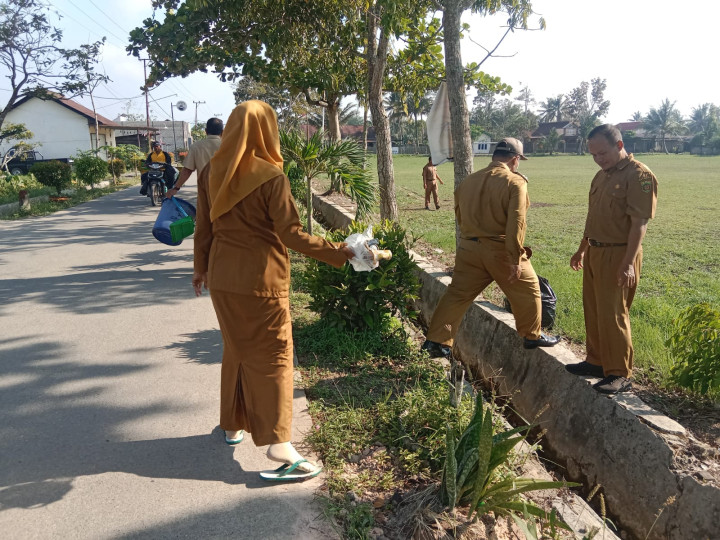 Gotong Royong Membersihkan Draenase persiapan penyambutan Tim Penilai ADIPURA