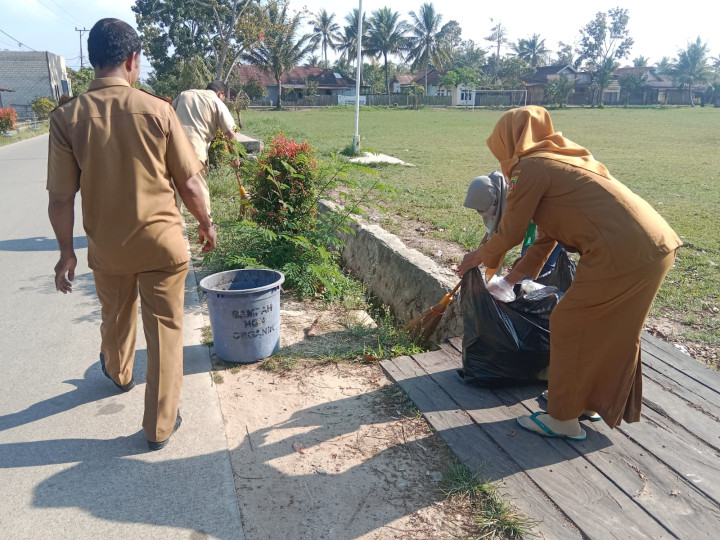 Gotong Royong Membersihkan Draenase persiapan penyambutan Tim Penilai ADIPURA