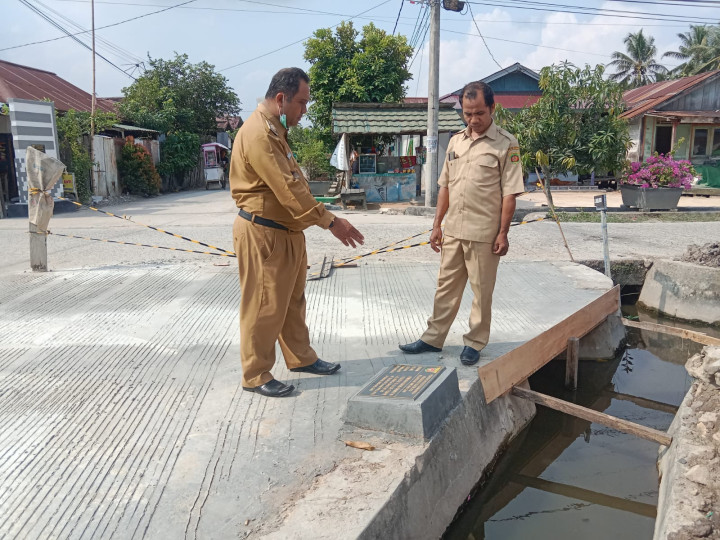 Meninjau Lapangan Program Sapras ProBebaya untuk Semenisasi Jalan di Wilayah RT 4 dan 5