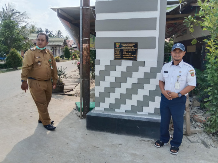 Meninjau Lapangan Program Sapras ProBebaya untuk Semenisasi Jalan di Wilayah RT 4 dan 5