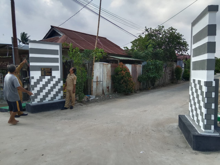 Meninjau Lapangan Program Sapras ProBebaya untuk Semenisasi Jalan di Wilayah RT 4 dan 5
