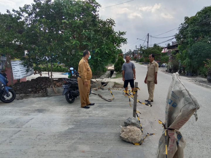 Meninjau Lapangan Program Sapras ProBebaya untuk Semenisasi Jalan di Wilayah RT 4 dan 5
