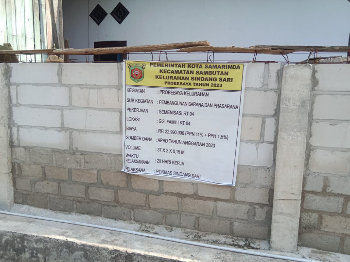 Meninjau Lapangan Program Sapras ProBebaya untuk Semenisasi Jalan di Wilayah RT 4 dan 5