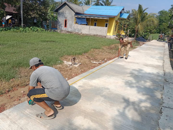Meninjau Lapangan Program Sapras ProBebaya untuk Semenisasi Jalan di Wilayah RT 4 dan 5