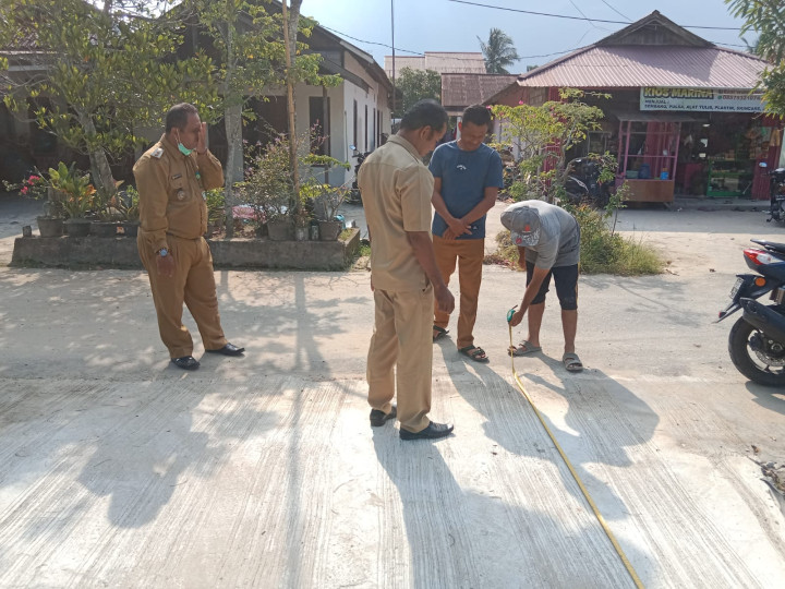 Meninjau Lapangan Program Sapras ProBebaya untuk Semenisasi Jalan di Wilayah RT 4 dan 5