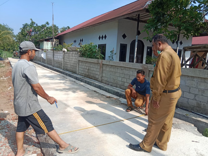 Meninjau Lapangan Program Sapras ProBebaya untuk Semenisasi Jalan di Wilayah RT 4 dan 5
