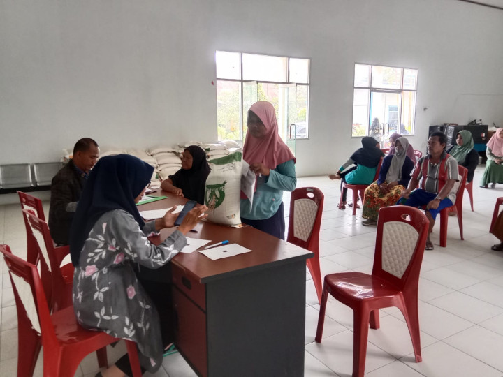 Penyaluran Beras Bantuan Pangan oleh Buloq