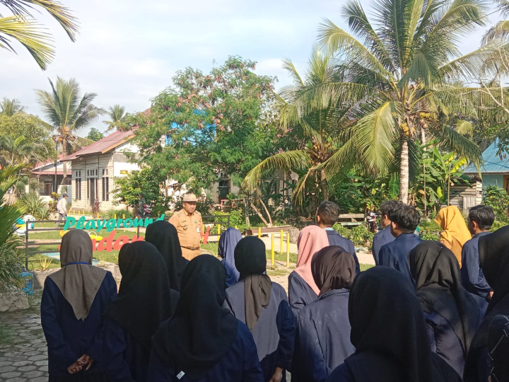Kegiatan Rutinitas Apel pagi di Lingkungan Pemerintahan Kantor kelurahan Sindang Sari