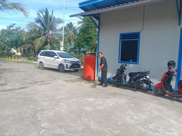 Gotong Royong di Wilayah Lingkungan sekitar kantor Kelurahan Sindang Sari
