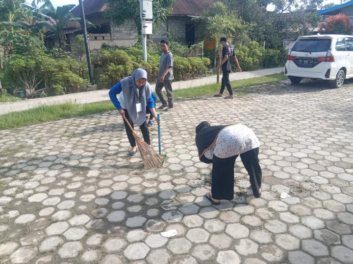 Gotong Royong di Wilayah Lingkungan sekitar kantor Kelurahan Sindang Sari
