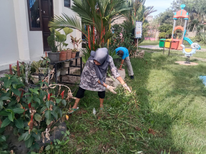 Gotong Royong di Wilayah Lingkungan sekitar kantor Kelurahan Sindang Sari