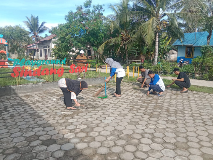 Gotong Royong di Wilayah Lingkungan sekitar kantor Kelurahan Sindang Sari