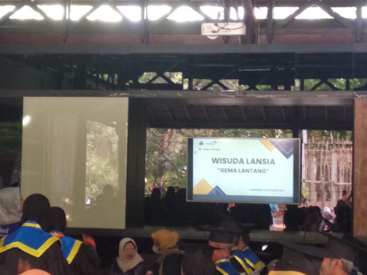 Menghadiri Wisuda Lansia di Desa Bayur Samarinda Utara