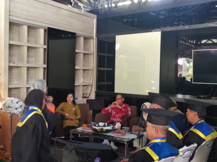 Menghadiri Wisuda Lansia di Desa Bayur Samarinda Utara