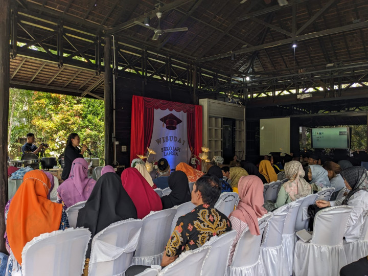 Menghadiri Wisuda Lansia di Desa Bayur Samarinda Utara