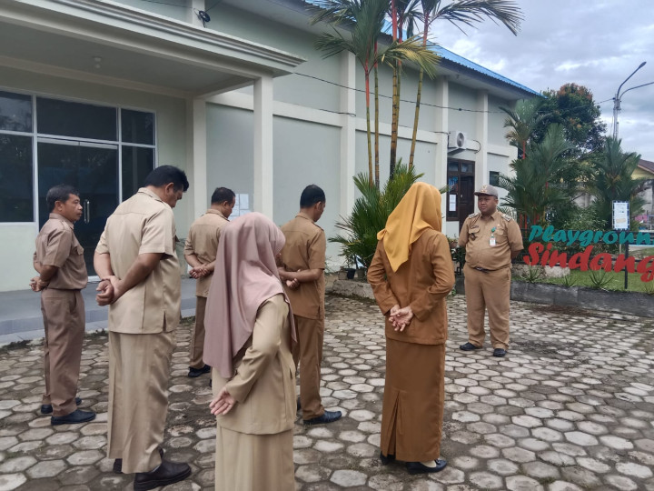 Rutinitas Apel Pagi Pegawai Kelurahan Sindang Sari